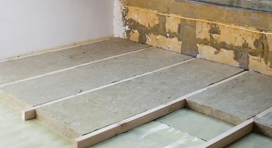 Ocieplenie stropu wełną mineralną, przygotowanie podłogi na poddaszu.