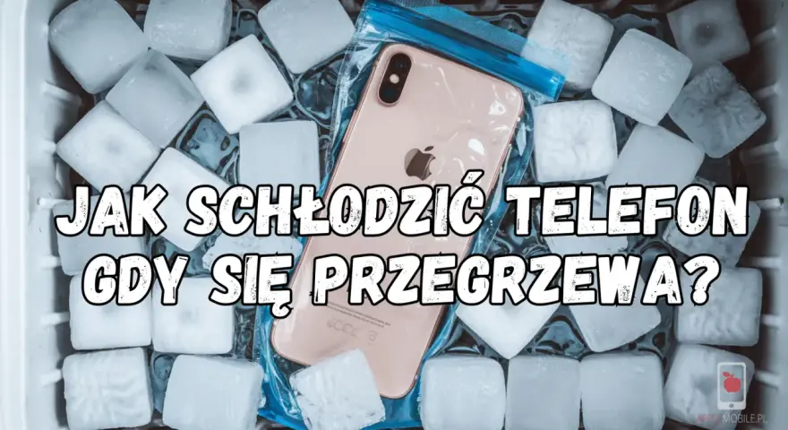 Jak schłodzić telefon, gdy się przegrzewa? iPhone w woreczku, otoczony kostkami lodu.