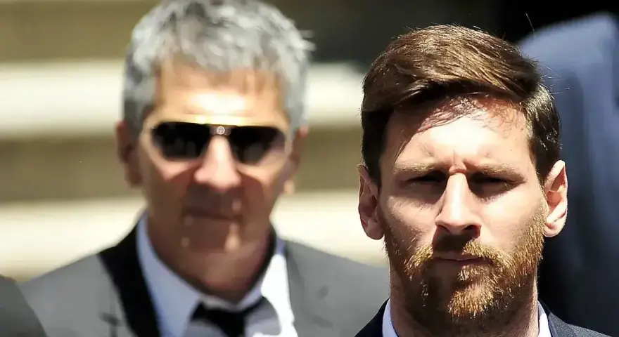 Jorge Messi, ojciec Lionela, w okularach przeciwsłonecznych obok syna.