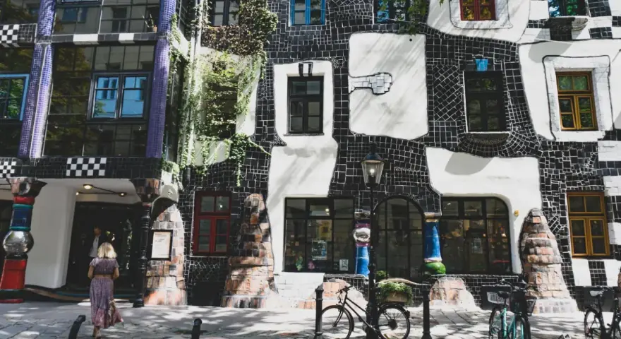Kolorowy budynek Hundertwasserhaus w Wiedniu. Idealne miejsce, gdzie kupić pamiątki w Wiedniu, pełne unikalnych detali architektonicznych.