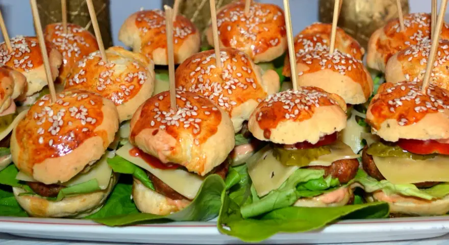Mini hamburgery: Jak zrobić hity imprezy, które nie rozpadną się?