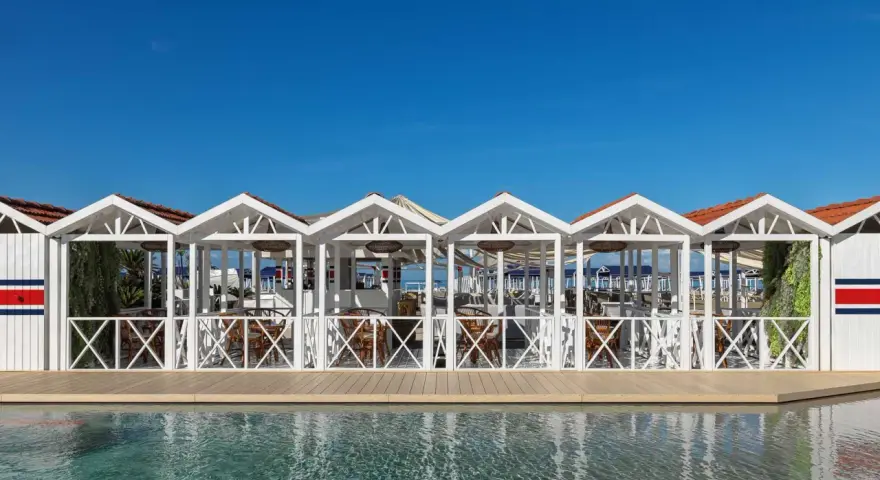 Filetti di pesce fresco e un tuffo in piscina a Forte dei Marmi. Un'oasi di relax con vista mare.