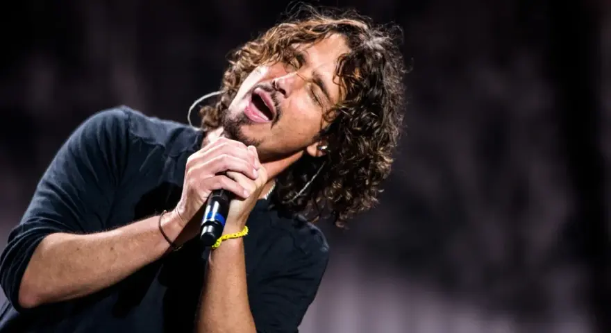 Chris Cornell śpiewa z pasją, jego głos wciąż brzmi w sercach fanów, mimo jego tragicznej śmierci.