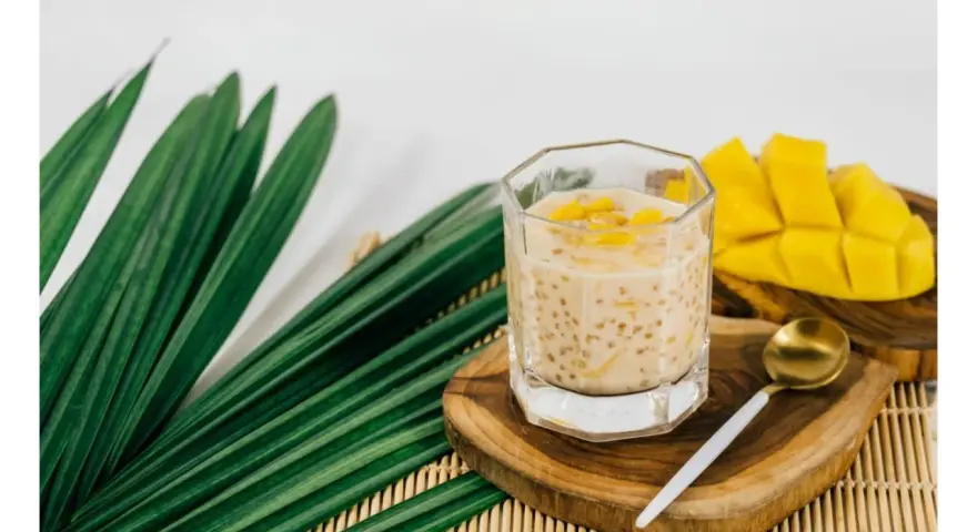 Deser z tapioki z mango. Czy wiesz, tapioka co to? Małe kuleczki w mlecznym napoju, podane z kawałkami mango.