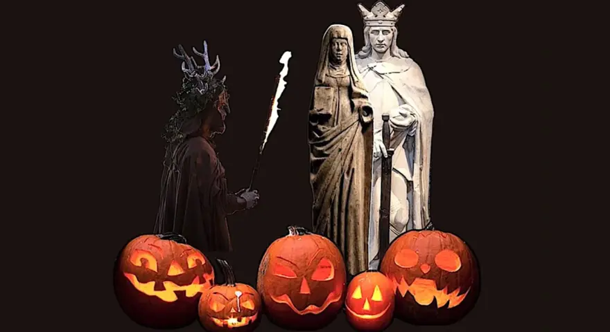 Skrämmande pumpor lyser upp mörkret inför **halloween datum**. En figur med horn och fackla står bredvid statyer av ett kungapar.