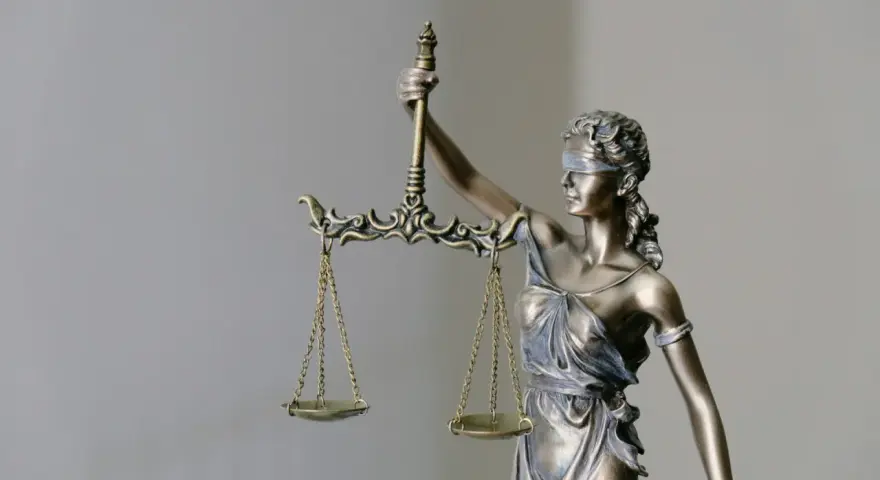 Figurka Temidy z wagą symbolizuje sprawiedliwość, jak w przypadku provident windykacja.