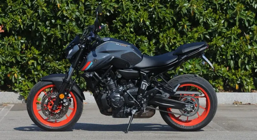 Yamaha MT-07 grigia con cerchi arancioni, pronta a scatenare la sua velocità massima.