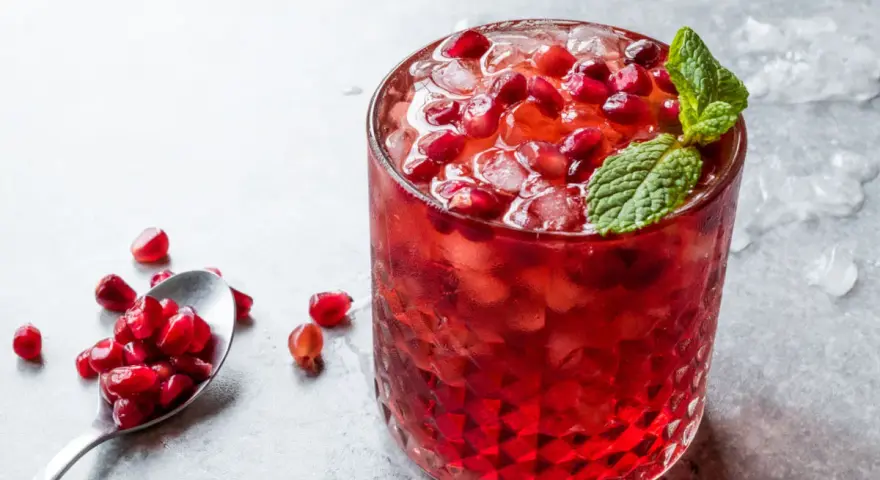 Prosty przepis na drink z grenadiną i sokiem pomarańczowym, który zachwyci