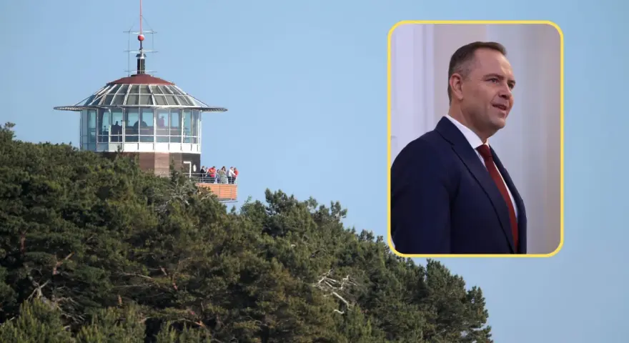Widok na rezydencję prezydenta RP na Mierzei Helskiej, z widoczną wieżą obserwacyjną i fragmentem portretu polityka.