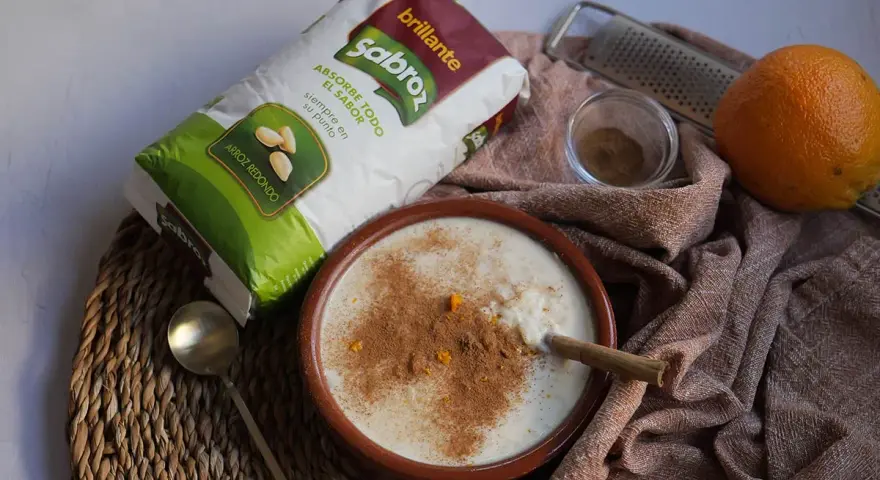 Arroz con leche cremoso, listo para disfrutar. Ingredientes: arroz Sabroz, naranja y canela. Perfecto para Thermomix.