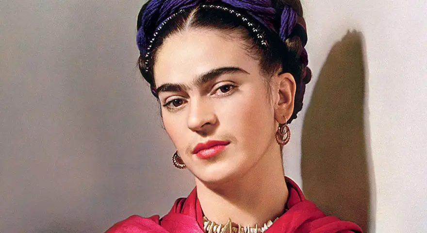 Portrait de Frida Kahlo, icône de l'art mexicain. Sa célèbre frange et son foulard violet sont mis en valeur dans cette peinture connue.