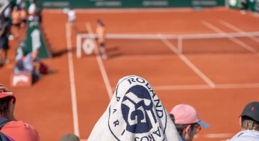 Ręcznik z logo Roland Garros na korcie. Kibice czekają na emocje podczas finału Roland Garros mężczyzn.