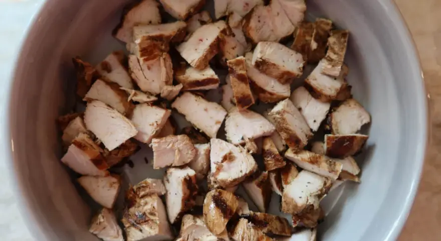 Skivad kyckling i en skål, redo för en flygande Jacob.
