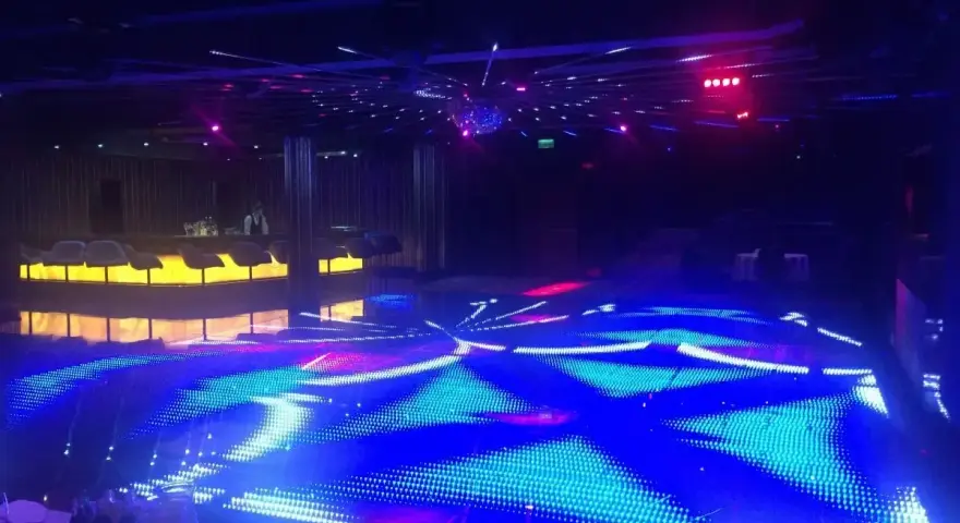 Nowoczesna dyskoteka w Hotelu Gołębiewski Białystok z podświetlaną podłogą i barem.