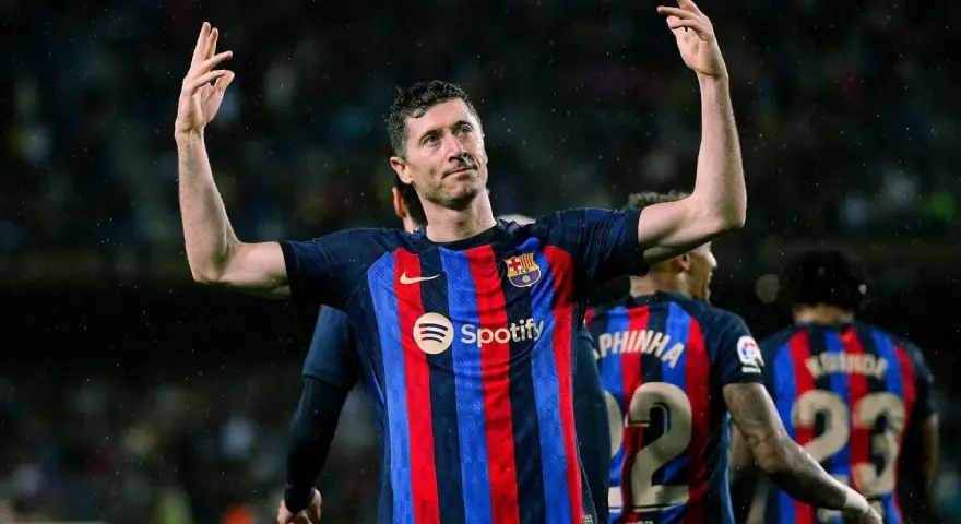 Robert Lewandowski, lider klasyfikacji strzelców La Liga, świętuje bramkę.