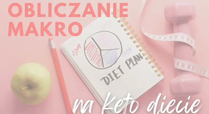 Obliczanie makro na diecie keto: notatnik z planem żywieniowym, jabłko, ołówek, hantle i miarka.