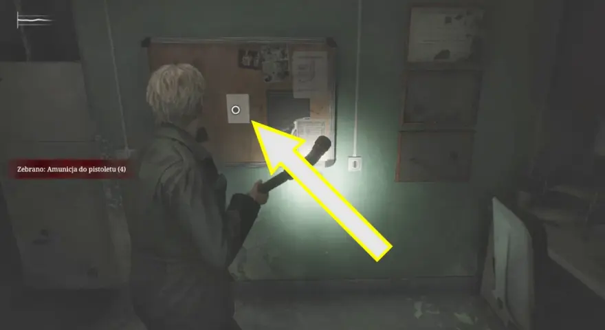James szuka wskazówek w Silent Hill 2 poradnik. Na tablicy ogłoszeń widać dokumenty i zdjęcia.