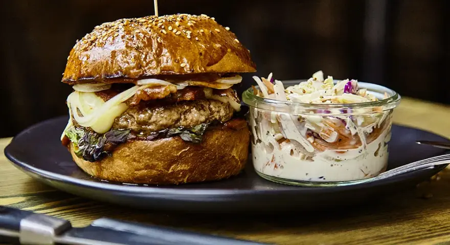 Idealny burger: Jak złożyć hamburgera, by się nie rozpadał?
