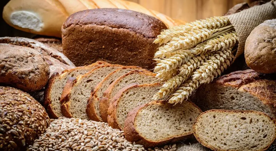 Ile kcal ma chleb razowy? Prawda o kaloriach i wartościach!