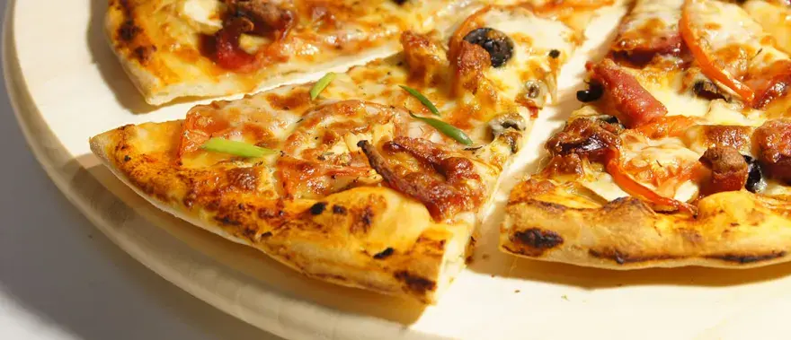 Ile kalorii ma pizza? Zaskakujące różnice w kaloryczności!