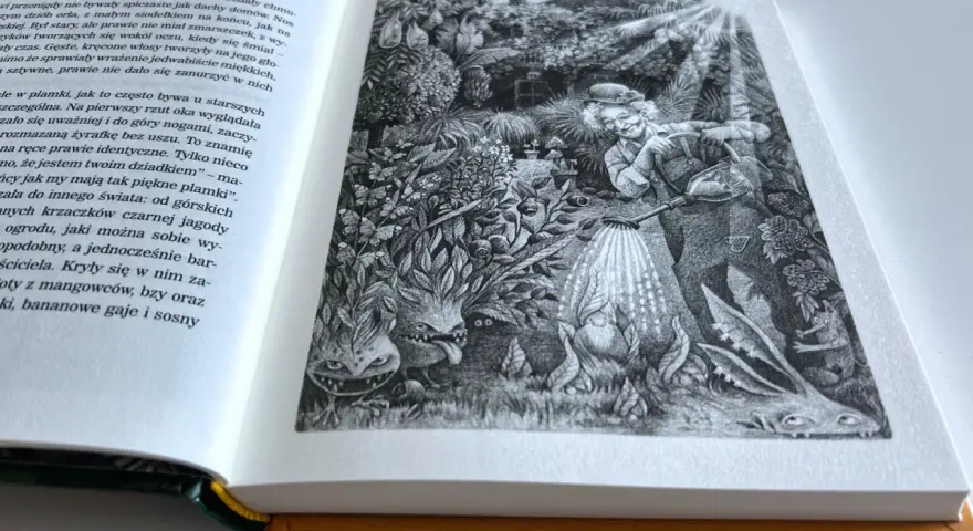 Ilustracja z książki: dziwny ogród z potworami i staruszką podlewającą rośliny. Może to serce żyrafy?