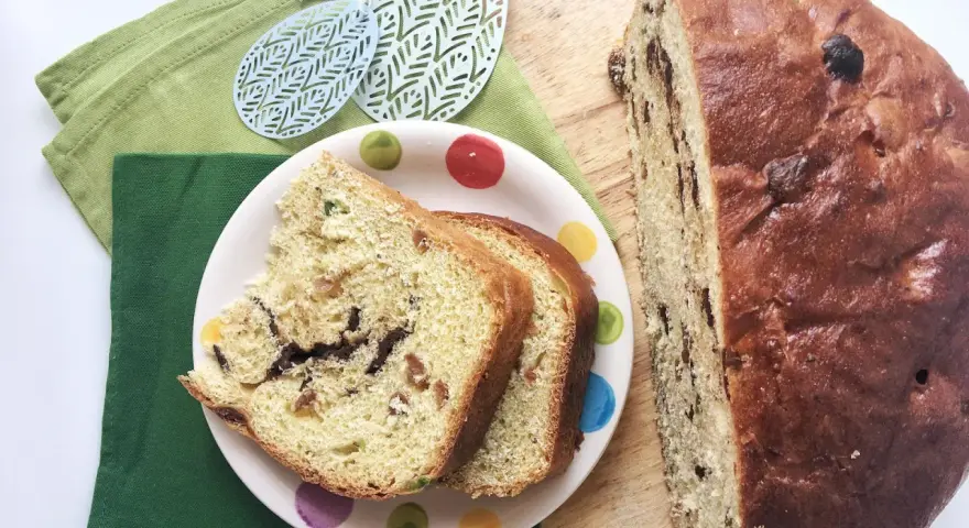 La pizza di Pasqua teramana ricetta originale, soffice e profumata, con canditi e cioccolato, pronta per essere gustata.