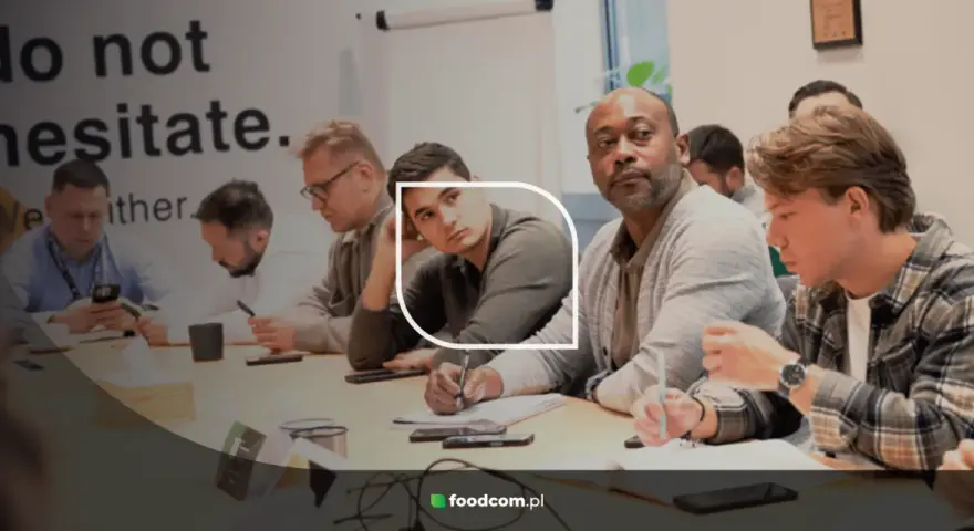 Uczestnicy podczas sesji assessment center, skupieni na zadaniach, notują i analizują.