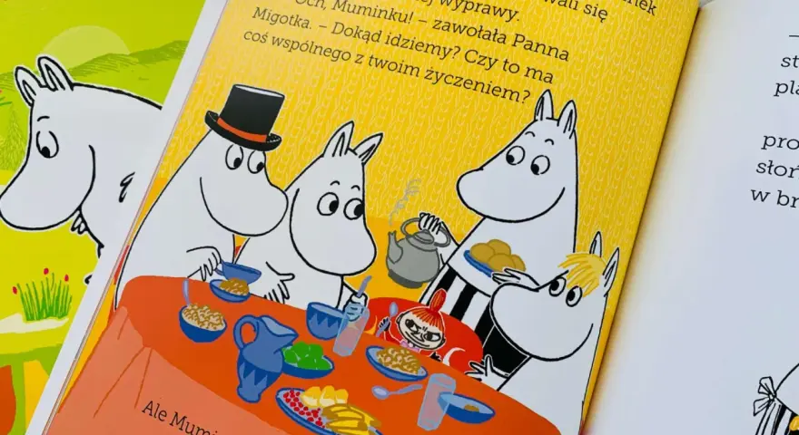 Ilustracja z książki z Muminkami przy stole, przygotowującymi się do wyprawy. Wesołe sceny z książek komediowych.