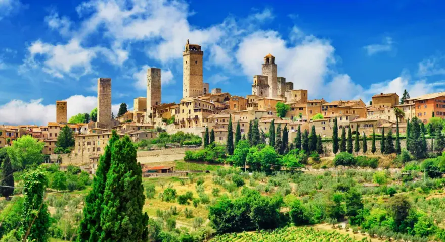 Borgo medievale con torri svettanti, ideale per un itinerario di via Francigena Toscana 3 giorni.