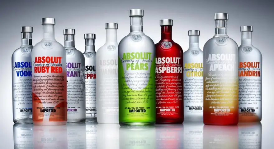 Kolekcja butelek Absolut, od klasycznej po owocowe smaki, pokazuje, jaka jest najlepsza wódka.