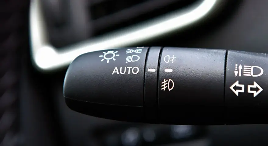 Przełącznik świateł z opcją AUTO. Ustawienie na AUTO to prosty sposób, jak włączyć światła do jazdy dziennej.