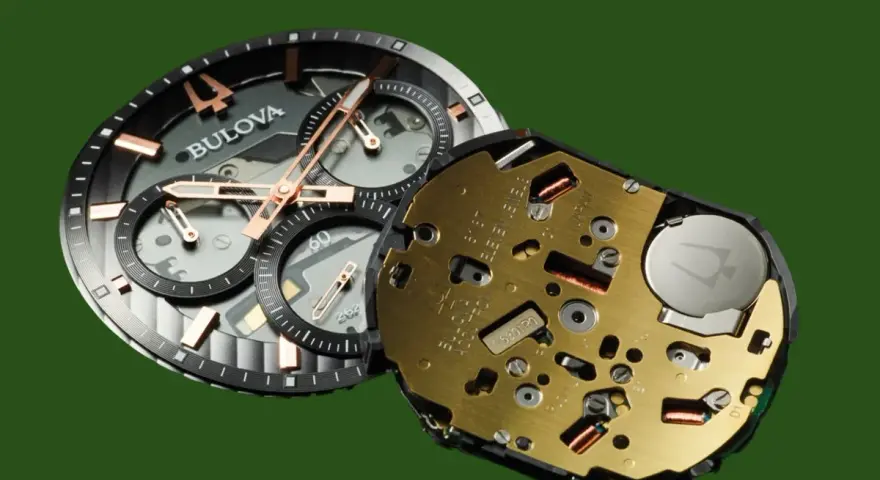 Tarcza zegarka Bulova obok mechanizmu kwarcowego. Poznaj, jak się nazywa mechanizm zegarka, który napędza ten czasomierz.