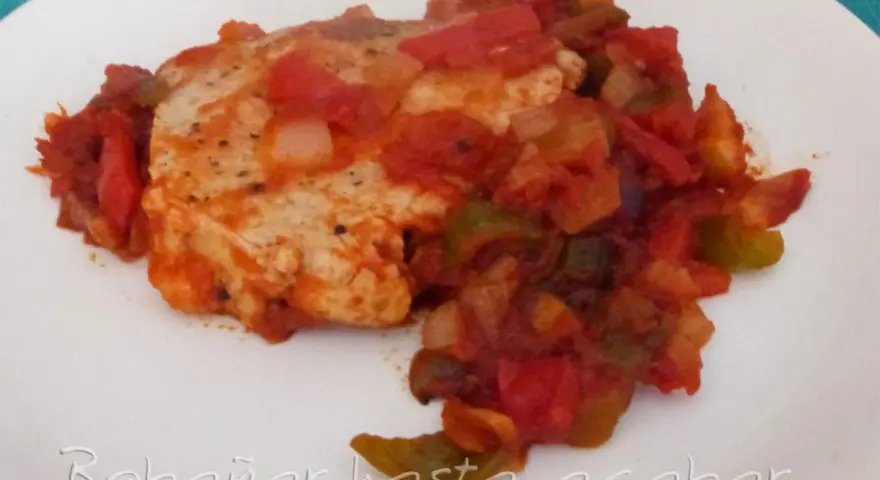 Un bonito filete de pescado cubierto con un sabroso pisto de verduras.