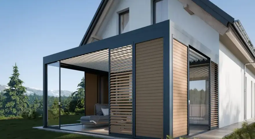 Nowoczesna pergola z przeszkleniami i drewnianymi żaluzjami, idealna do stworzenia strefy relaksu. Dowiedz się, jak wykonać spadek kopertowy dla lepszego odprowadzania wody.