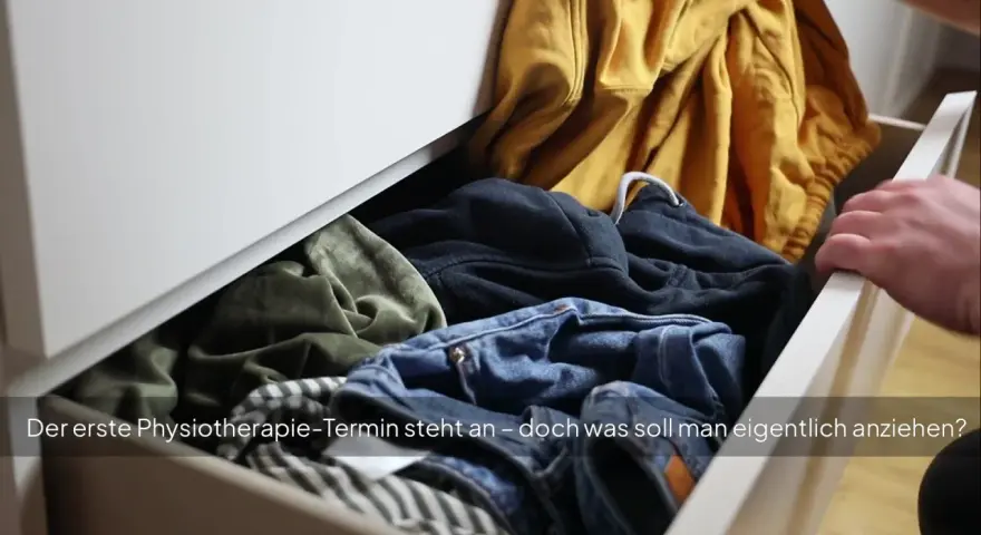 Offener Schubladeninhalt mit Kleidung. Ein Mann greift hinein, um sich für den Physiotherapie-Termin anzuziehen.