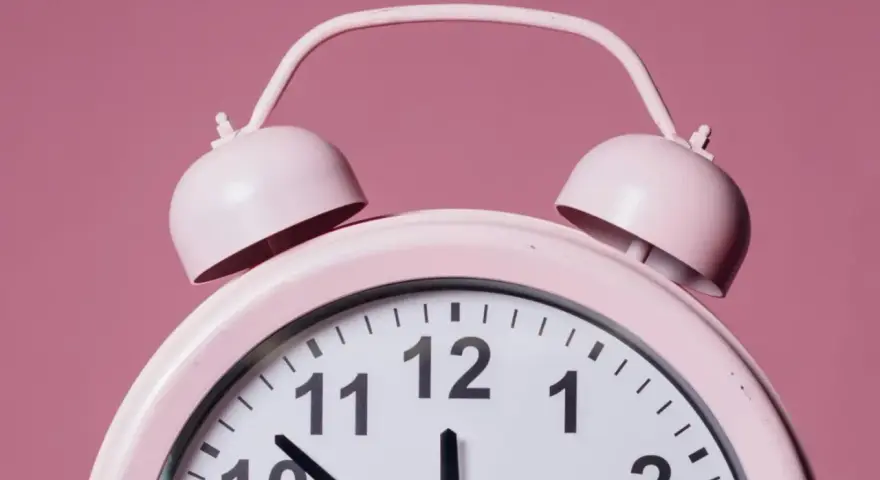 Różowy budzik pokazuje 21.12. Czy to znaczenie dla Ciebie?