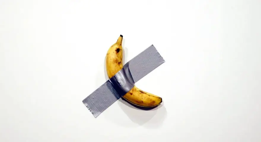 Une banane scotchée sur un mur blanc, une œuvre d'art conceptuelle qui fait réfléchir.