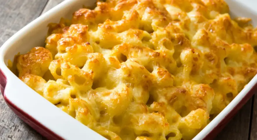 Macarrones con queso recién horneados, burbujeantes y dorados, listos para servir.