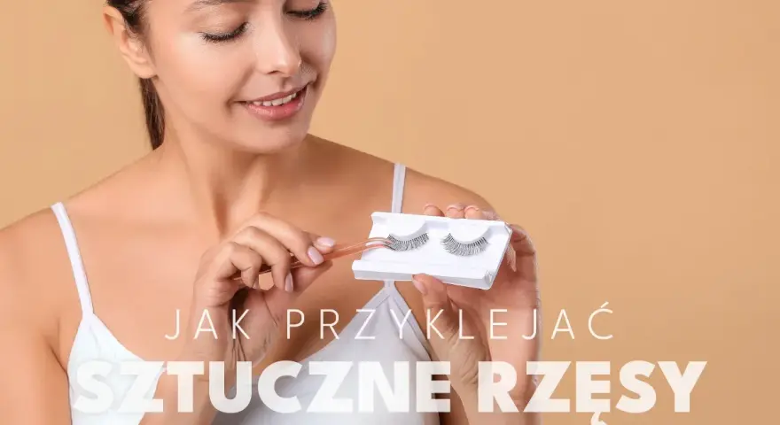 Kobieta trzyma pęsetą sztuczne rzęsy, gotowa do aplikacji.