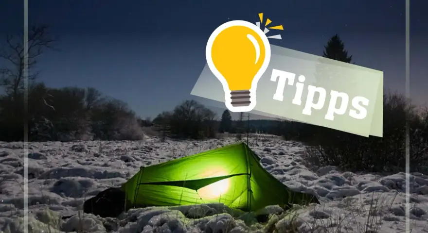 Leuchtendes Zelt im Schnee bei Nacht. Tipps für dein nächstes Winter-Camping-Abenteuer.