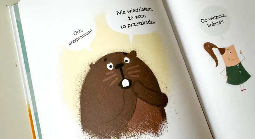 Ilustracja z książki: bóbr przeprasza, że przeszkadza w przytulaniu w nocy. Dziewczynka mówi "Do widzenia, bobrze!!".
