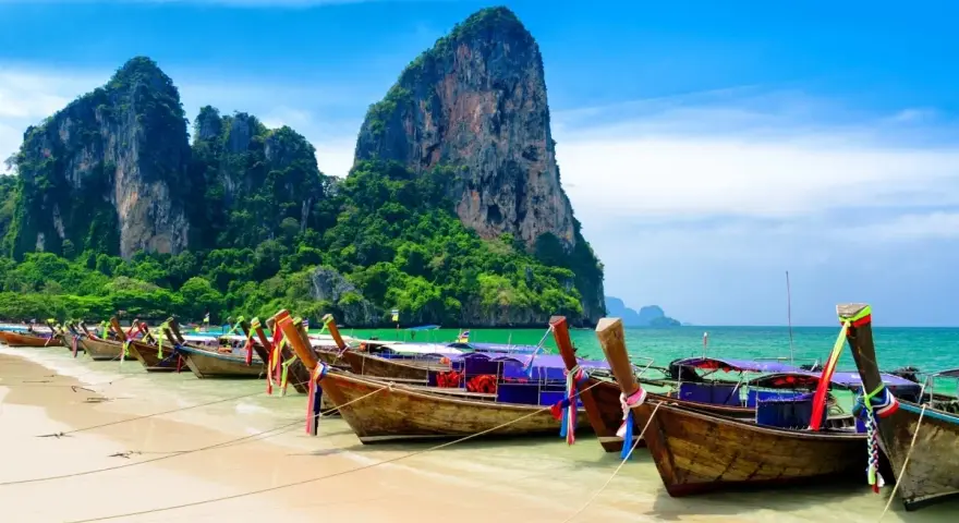 Łodzie na plaży w Railay, Tajlandia. Te widoki to jedne z najpiękniejszych miejsc w Tajlandii, idealne na wakacje.