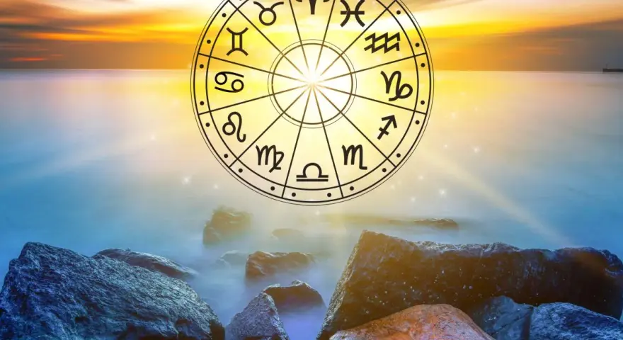 Koło zodiaku nad spokojnym morzem o zachodzie słońca. 1222 znaczenie symboli astrologicznych.