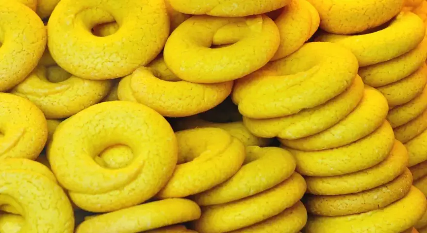 Una pila di biscotti tipici di Venezia, dorati e invitanti, pronti per essere gustati.