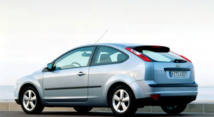 Ford Focus MK2: Pojemność baku (55L) i realny zasięg. Czy tankujesz dobrze?