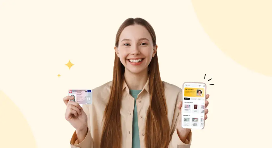 Uśmiechnięta dziewczyna trzyma dowód osobisty i smartfon z aplikacją do zdjęć do dowodu.