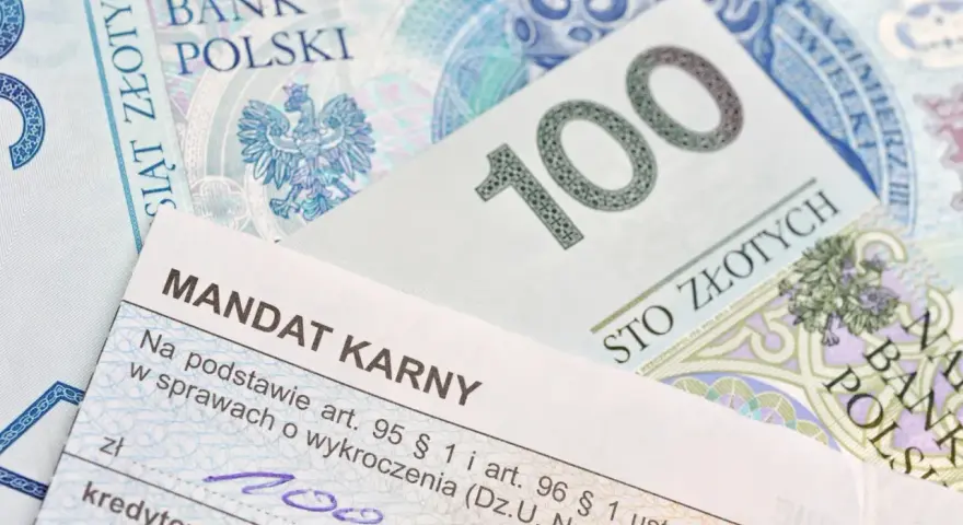 Mandat karny i banknot 100 zł. Dowiedz się, jak zapłacić mandat, gdy otrzymasz wezwanie.