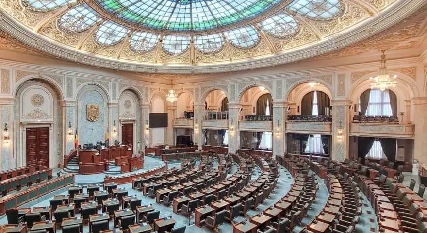 Wnętrze sali plenarnej, gdzie odbywają się obrady bukareszt parlament. Wspaniała, zdobiona kopuła i rzędy pustych miejsc czekają na posłów.