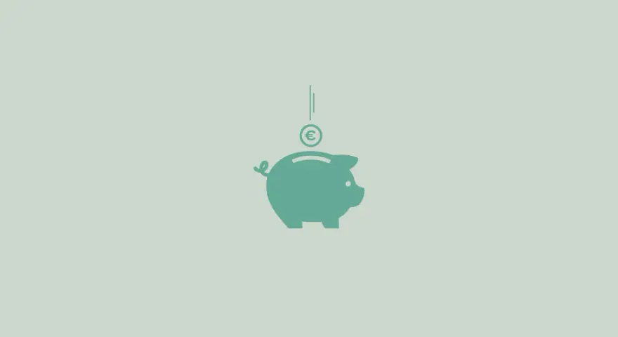 Hucha verde con una moneda de euro cayendo. Ahorrar para gastos variables necesarios es clave.