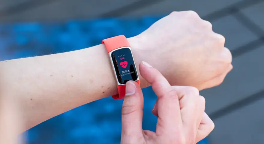 Fitbit Charge 6 neu starten: EKG-Messung wird gestartet.
